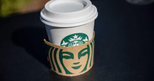 Starbucks Xin Lỗi Sau Khi Phục Vụ Cảnh Sát LA Một Ly Cà Phê Có Hình Vẽ Lợn