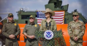 Chính quyền Tổng Thống Donald Trump triển khai phao nổi mới trên biên giới Texas