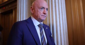 Thượng Nghị Sĩ Mark Kelly kiện Pete Hegseth sau khi bị khiển trách