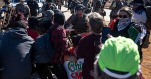 Cảnh sát Tiểu bang Texas và người biểu tình đụng độ bên ngoài cơ sở giam giữ ICE