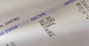 Thay Đổi Thuế Mới của IRS: Tiền Lương của Bạn Có Thể Sẽ Cao Hơn