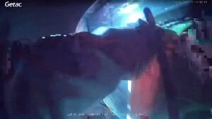 Cảnh sát Ohio giải cứu người bị thương khỏi chiếc xe bốc cháy 21 Cảnh sát Ohio giải cứu người bị thương khỏi chiếc xe bốc cháy