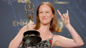 Ngôi sao ‘Hacks’ kêu gọi bãi bỏ ICE sau vụ xả súng ở Minneapolis