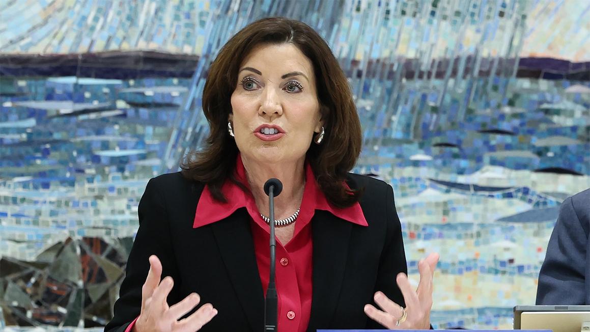 Thống đốc Hochul chỉ trích đặc vụ ICE đeo khẩu trang, cho rằng họ đang 'khủng bố' người dân 1 hochul ny ice