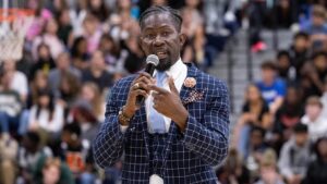 Cựu Hiệu Trưởng Trường Học Des Moines Nhận Tội Khai Gian Quốc Tịch và Sở Hữu Súng 8 Cựu Hiệu Trưởng Trường Học Des Moines Nhận Tội Khai Gian Quốc Tịch và Sở Hữu Súng