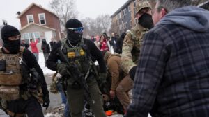 ICE cho phép nhân viên vào nhà không cần trát tòa