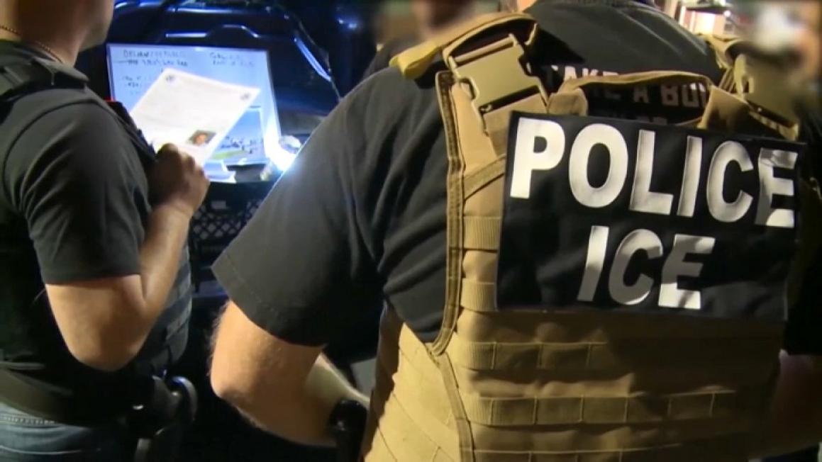 Một người bị xịt hơi cay trong cuộc xô xát với đặc vụ ICE ở Santa Barbara 1 ice 6