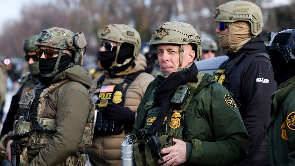 ice agents protestors clash minneapolis shooting 003