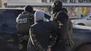 Đề xuất mới của Dân biểu nhằm hạn chế công cụ chính của ICE trong việc tạm giữ người nhập cư bất hợp pháp phạm tội