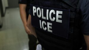 Bộ An ninh Nội địa tố cáo khách sạn hủy đặt phòng của nhân viên di trú