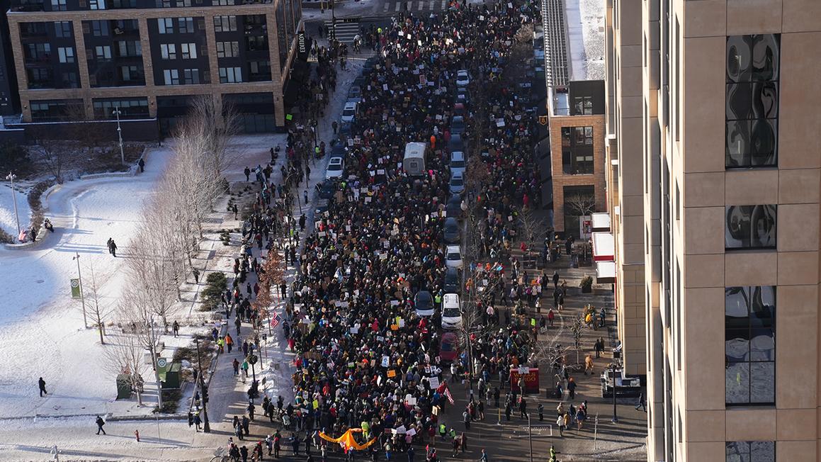 Hàng ngàn người tuần hành tại Minneapolis, đòi trục xuất ICE khỏi Minnesota 1 ice protest mn