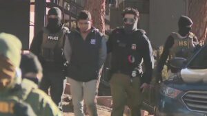 LAPD sẽ không thực thi lệnh cấm đeo khẩu trang của California đối với đặc vụ ICE, Giám đốc cho biết 32 LAPD sẽ không thực thi lệnh cấm đeo khẩu trang của California đối với đặc vụ ICE, Giám đốc cho biết