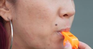 Nghệ Sĩ Gốc Los Angeles Khởi Xướng Phong Trào Còi Báo Động Chống Lại Hoạt Động ICE 18 Nghệ Sĩ Gốc Los Angeles Khởi Xướng Phong Trào Còi Báo Động Chống Lại Hoạt Động ICE