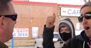 Cảnh sát đối chất với một người đàn ông tại trạm xăng