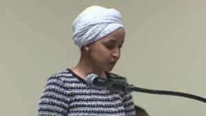 Nữ Dân Biểu Ilhan Omar Bị Phun Nước Giữa Bài Diễn Thuyết