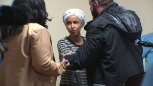 Nữ Dân Biểu Ilhan Omar bị tấn công bằng bình xịt tại buổi họp dân ở Minneapolis