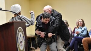 Bắt giữ người đàn ông tấn công Hạ nghị sĩ Ilhan Omar bằng chất lỏng tại buổi gặp dân