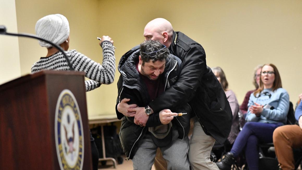 Bắt giữ người đàn ông tấn công Hạ nghị sĩ Ilhan Omar bằng chất lỏng tại buổi gặp dân 1 ilhan omar