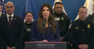 Bà Noem cho biết DHS sẽ điều động thêm hàng trăm đặc vụ ICE đến Minnesota