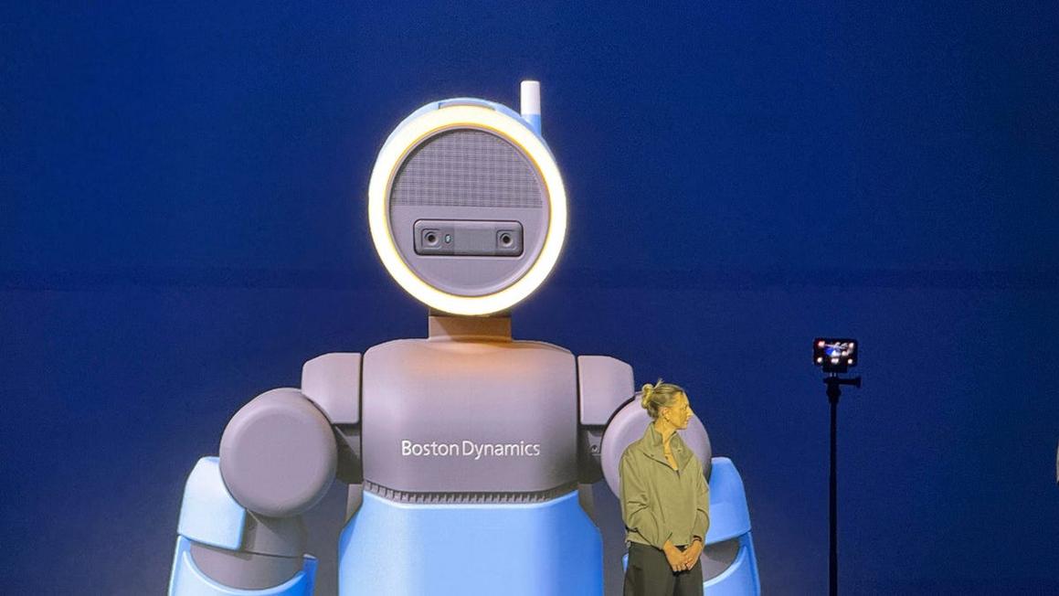 Boston Dynamics Ra Mắt Atlas Mới Tại CES 2026 Với Dáng Đi Giống Người 1 img 3888