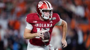 Cầu thủ Indiana bị thương sau cú va chạm trong trận chung kết bóng bầu dục đại học