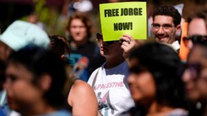 Quan tòa Liên bang: Cơ quan Di trú và Hải quan Hoa Kỳ đã giam giữ trái phép một người đàn ông ở Iowa, cố gắng ‘bịt miệng’