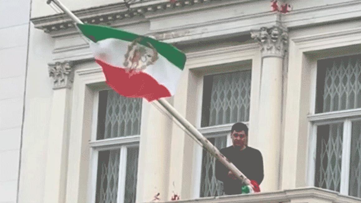 Người biểu tình leo lên Đại Sứ Quán Iran ở London, hạ cờ chế độ, treo cờ cũ 1 iranian regime flag torn down during protest at london embassy