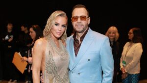 Jenny McCarthy hé lộ về 'thử thách' hôn nhân với Donnie Wahlberg 17 Jenny McCarthy hé lộ về ‘thử thách’ hôn nhân với Donnie Wahlberg