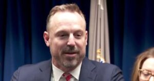 Công tố viên liên bang Joe Thompson từ chức 28 Công tố viên liên bang Joe Thompson từ chức