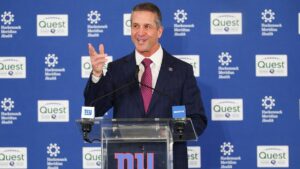 John Harbaugh Bắt Tay Trump sau Khi Được Bổ Nhiệm Huấn Luyện Viên Trưởng Giants