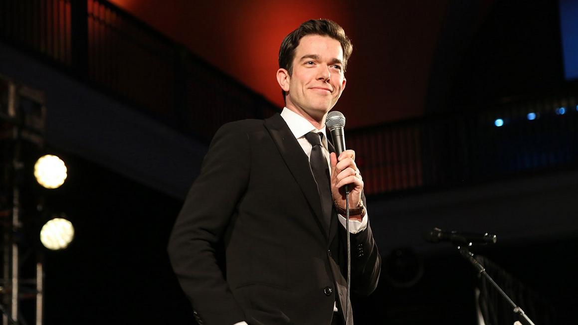 John Mulaney hoãn các buổi diễn ở Minneapolis sau vụ nổ súng liên quan đến ICE 1 john mulaney performing