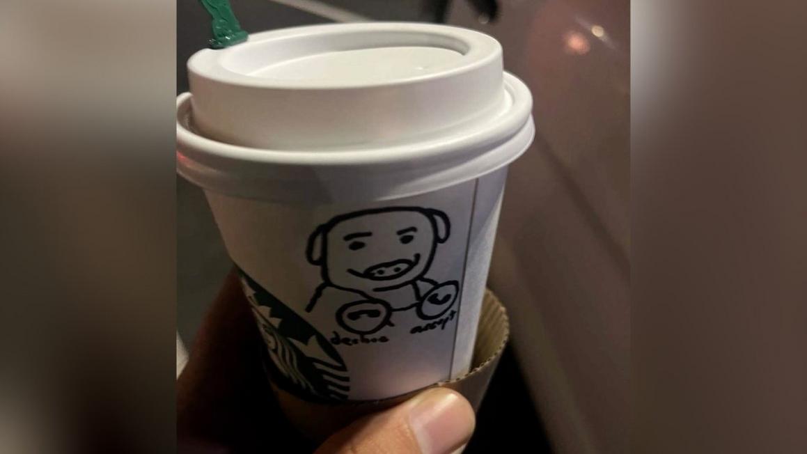 Nhân viên Starbucks vẽ hình heo lên ly cà phê của một cảnh sát 1 john pork