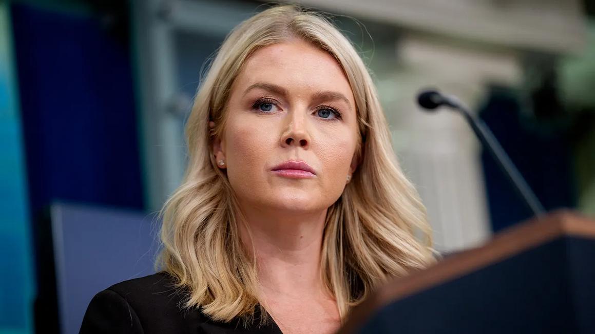 karoline leavitt podium mic