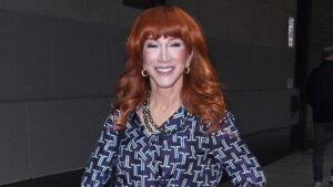 Nữ danh hài Kathy Griffin 'vướng tình' với trai trẻ sau ly hôn 9 Nữ danh hài Kathy Griffin ‘vướng tình’ với trai trẻ sau ly hôn