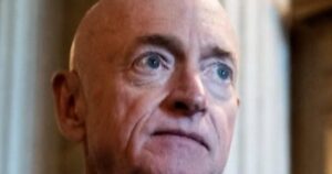 Ngũ Giác Đài muốn giáng chức Thượng nghị sĩ Mark Kelly