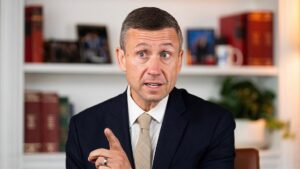 GOP chỉ trích Chủ tịch DNC vì so sánh nước Mỹ của Tổng Thống Donald Trump với chế độ Iran