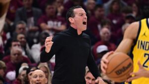Huấn luyện viên Kenny Atkinson của Cleveland Cavaliers bị phạt 50.000 USD vì hành vi thiếu chuẩn mực với trọng tài