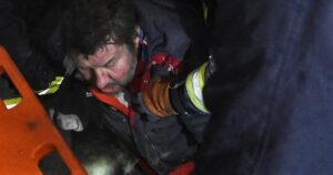 Người Ukraine được giải cứu sau cuộc không kích của Nga 15 Người Ukraine được giải cứu sau cuộc không kích của Nga