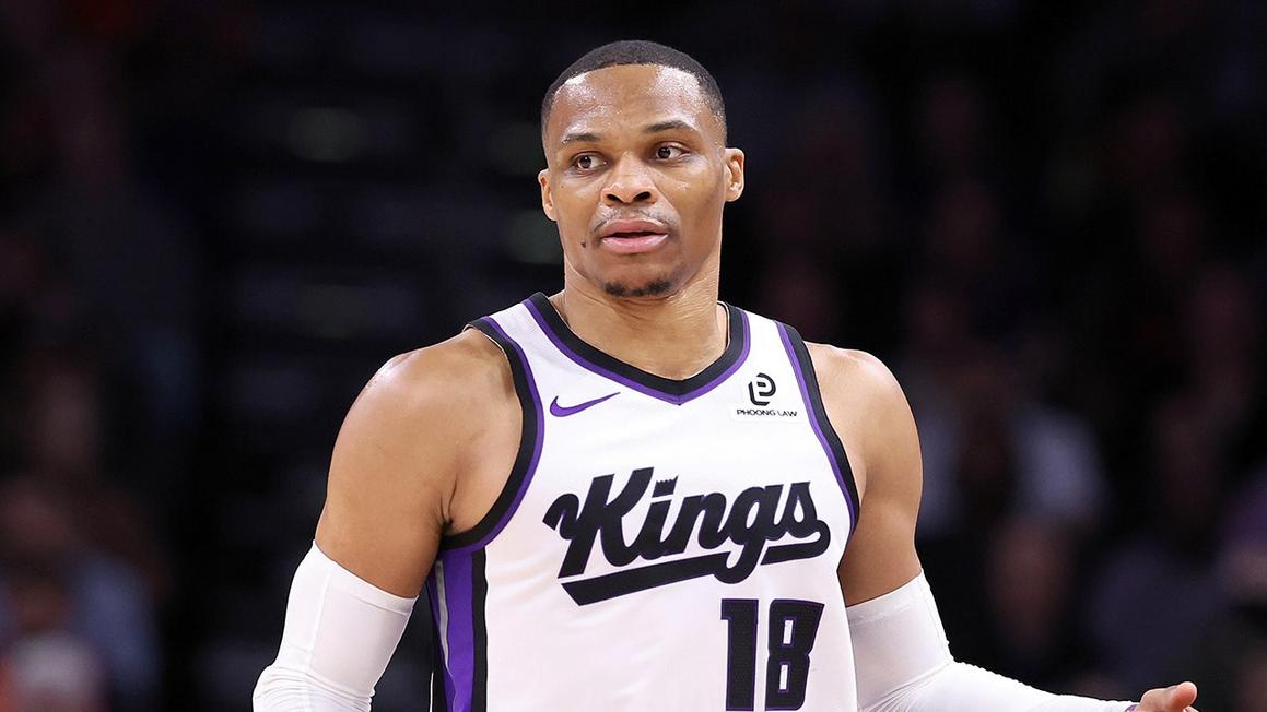 Russell Westbrook Xô Đổ Kỷ Lục Ghi Điểm của Oscar Robertson 1 kings russell westbrook dribbles vs suns