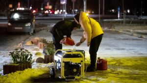 Nga tấn công mùa đông, hàng trăm ngàn người Ukraine không có điện và sưởi