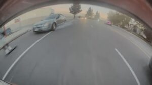 Người đi xe ván bị thương nặng trong vụ tông xe rồi bỏ trốn ở Chatsworth