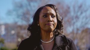 Vụ Kiện của Trump về Lisa Cook Có Thể Gây Ảnh Hưởng Lớn Đến Tòa Tối Cao