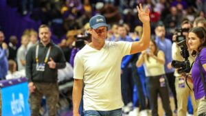 Lane Kiffin Được Thưởng Lớn Khi Ole Miss Vào Vòng Playoff