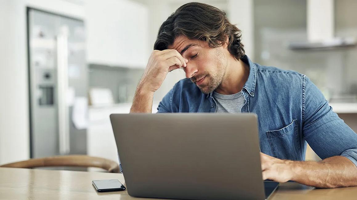 Tại sao tháng Giêng là thời điểm tốt nhất để xóa dữ liệu cá nhân trực tuyến 1 man frustrated on laptop computer
