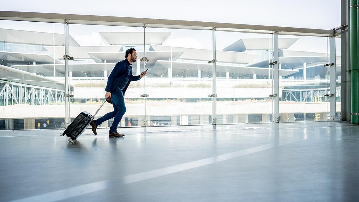 Hãng hàng không lớn thử nghiệm công nghệ giúp hành khách nối chuyến dễ dàng hơn 1 man running to airport gate