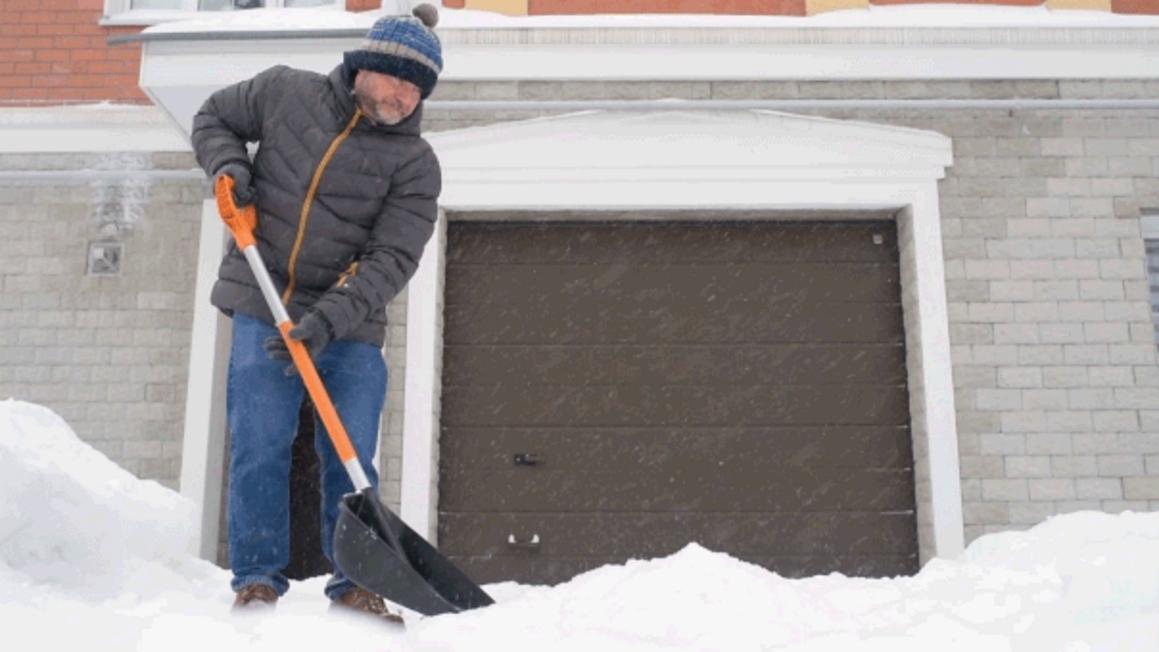 Chuyên gia cảnh báo: Xẻng tuyết có thể gây nguy hiểm cho sức khỏe 1 man shoveling snow health