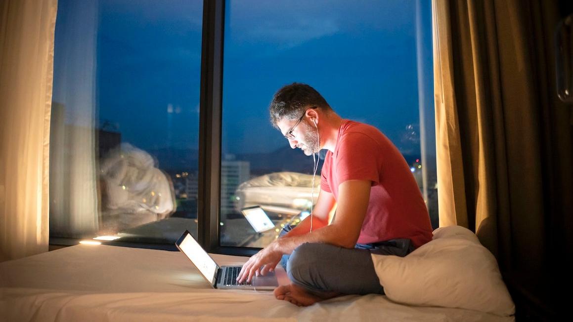 Giờ giấc ngủ có thể ảnh hưởng trực tiếp đến nguy cơ đau tim hoặc đột quỵ, theo nghiên cứu mới 1 man working late night owl heart health