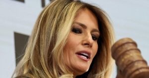 Bà Melania Trump bấm chuông khai mạc Sở Giao dịch Chứng khoán New York