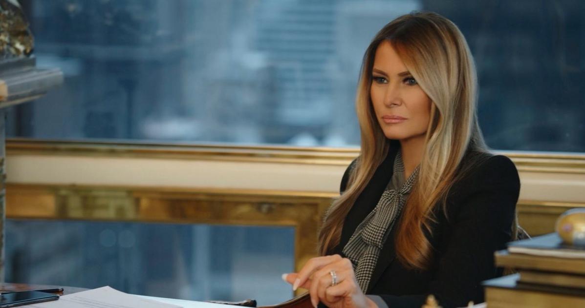 melania desk