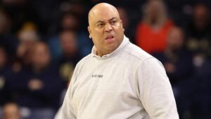 Huấn luyện viên trưởng Notre Dame nổi giận, xông vào trọng tài sau trận thua gây tranh cãi 8 Huấn luyện viên trưởng Notre Dame nổi giận, xông vào trọng tài sau trận thua gây tranh cãi